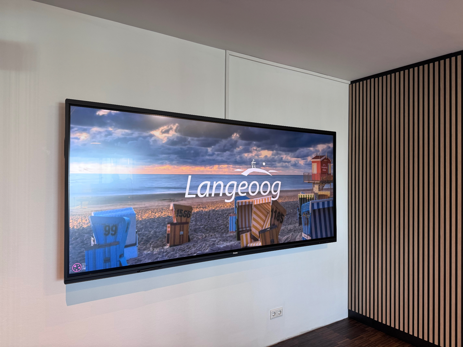 Digital Signage Display im Empfangsbereich mit dynamischen Inhalten