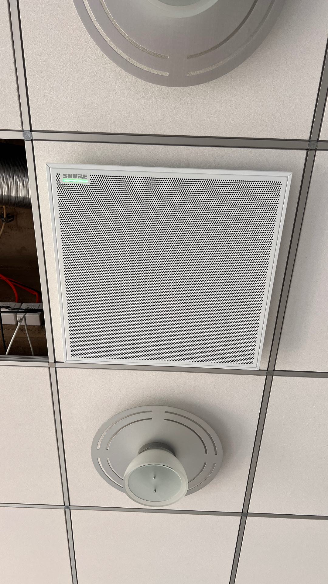 Deckenmontage mit Shure-Mikrofon